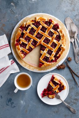 Taze çilek ile Amerikan vişneli tart