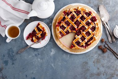 Taze çilek ile Amerikan vişneli tart