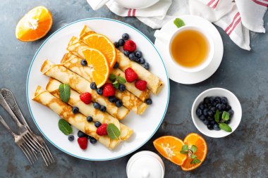 Taze çilek ile sarılmış tatlı krep krep yaban mersini ve ahududu Kahvaltı, üstten görünüm