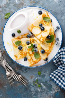 Taze çilek ile sarılmış tatlı krep, krep blueberry, üst ile vie