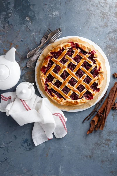 Tarta Cereza Americana Con Bayas Frescas — Foto de Stock