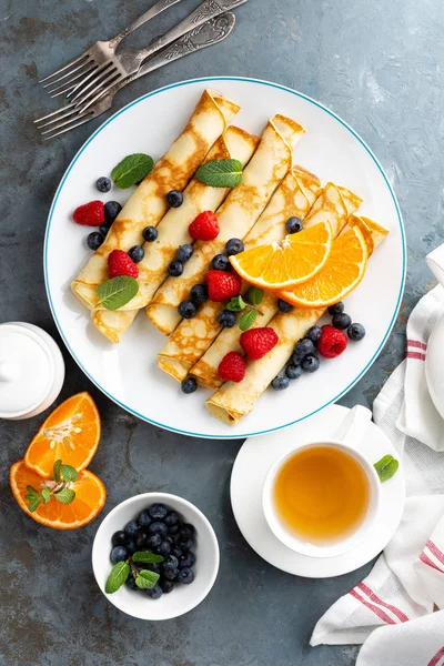 Panquecas Doces Embrulhadas Com Bagas Frescas Crepes Com Mirtilo Framboesa — Fotografia de Stock