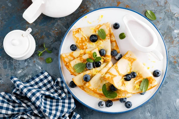 Panquecas Doces Embrulhadas Com Bagas Frescas Crepes Com Mirtilo Top — Fotografia de Stock