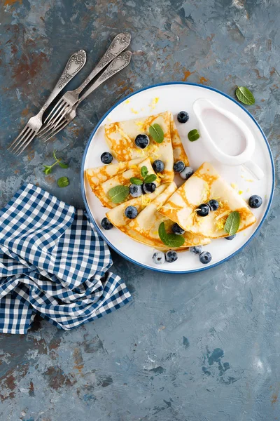 Panquecas Doces Embrulhadas Com Bagas Frescas Crepes Com Mirtilo Top — Fotografia de Stock