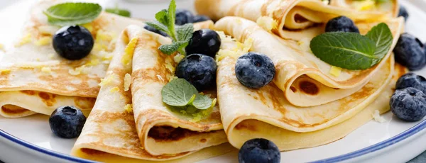 Panqueques Dulces Envueltos Con Bayas Frescas Crepes Con Arándanos — Foto de Stock