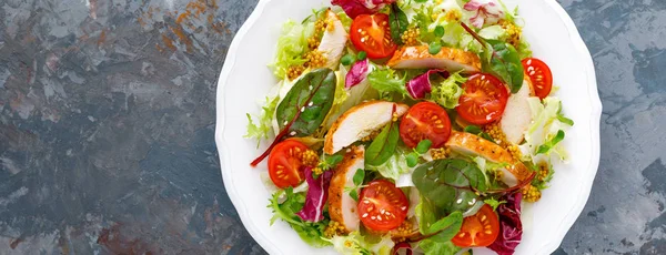 Frischer Gemüsesalat Mit Gegrilltem Hühnerfleisch — Stockfoto