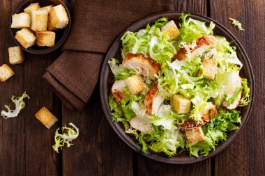 Sezar salata Izgara tavuk eti, taze marul, parmesan peyniri ve kızarmış kruton. Klasik Kuzey Amerikan mutfağı. Üstten görünüm