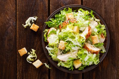 Sezar salata Izgara tavuk eti, taze marul, parmesan peyniri ve kızarmış kruton. Klasik Kuzey Amerikan mutfağı. Üstten görünüm