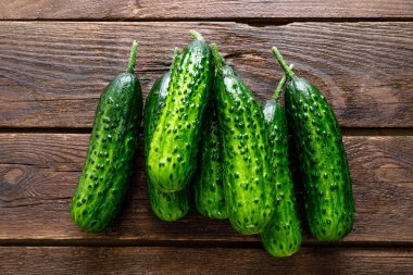 Ahşap arka plan üzerinde taze yeşil salatalık. Üstten görünüm