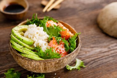 Hawaii poke Hindistan cevizi kase ızgara somon balık, pirinç ve avokado. Sağlıklı gıda