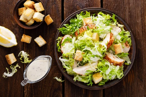 Salade César Avec Viande Poulet Grillée Laitue Fraîche Fromage Parmesan — Photo