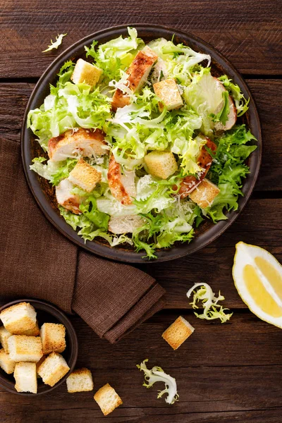 Salada Caesar Com Carne Frango Grelhada Alface Fresca Queijo Parmesão — Fotografia de Stock