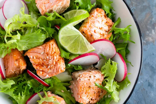 Healthy Lunch Salad Baked Salmon Fish Fresh Radish Lettuce Lime — Stock Photo, Image