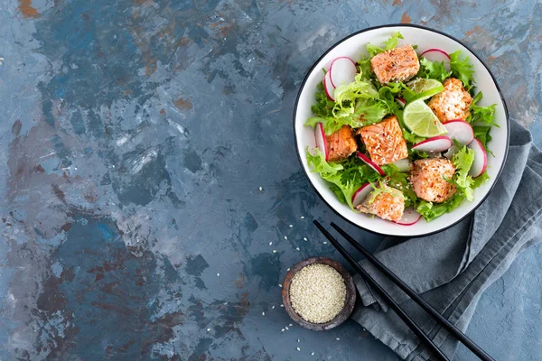 Здоровий Обід Салат Запеченою Рибою Лосося Свіжою Редькою Салатом Лаймом — стокове фото