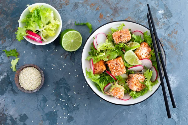 Gesunder Lunchsalat Mit Gebackenem Lachsfisch Frischem Rettich Salat Und Limette — Stockfoto