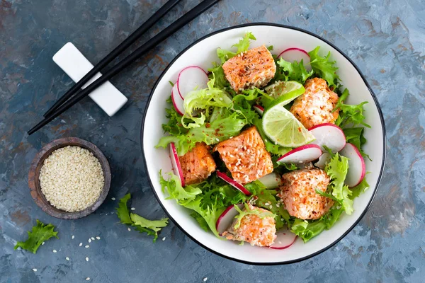 Gesunder Lunchsalat Mit Gebackenem Lachsfisch Frischem Rettich Salat Und Limette — Stockfoto