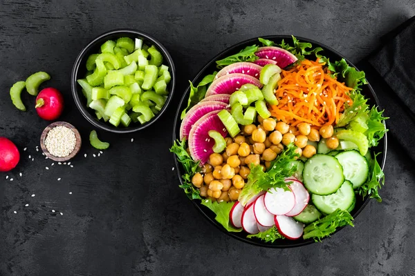 Buddha Salatschüssel Mit Frischen Gurken Sellerie Wassermelonen Rettich Rohen Karotten — Stockfoto