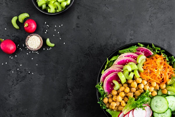 Buddha Salatschüssel Mit Frischen Gurken Sellerie Wassermelonen Rettich Rohen Karotten — Stockfoto