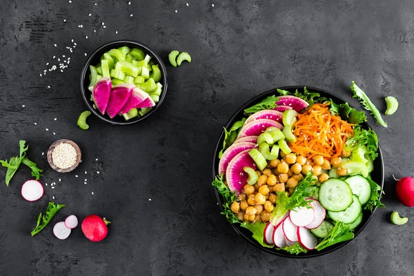 Ensalada Buddha Bowl Con Pepino Fresco Apio Rábano Sandía Zanahoria — Foto de Stock