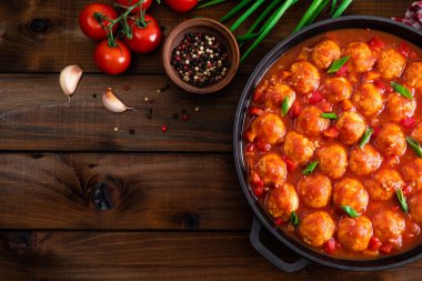 Tavada sebzeli baharatlı domates soslu tavuk köfte. Meksika cuisin
