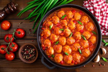 Tavada sebzeli baharatlı domates soslu tavuk köfte. Meksika cuisin
