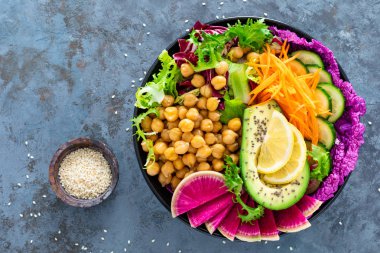 Salata Buda kase taze salatalık, avokado, karpuz turp, çiğ havuç, marul ve nohut öğle yemeği için. Sağlıklı vejetaryen yemek. Vegan sebze tabağı. Üstten görünüm