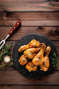 Ahşap arka plan üzerinde ızgara tavuk budu. Üstten görünüm