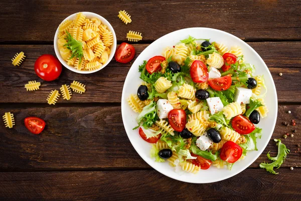 意大利面食沙拉与新鲜的西红柿 生菜和橄榄在木制背景 地中海美食 烹饪午餐 健康饮食食品 — 图库照片