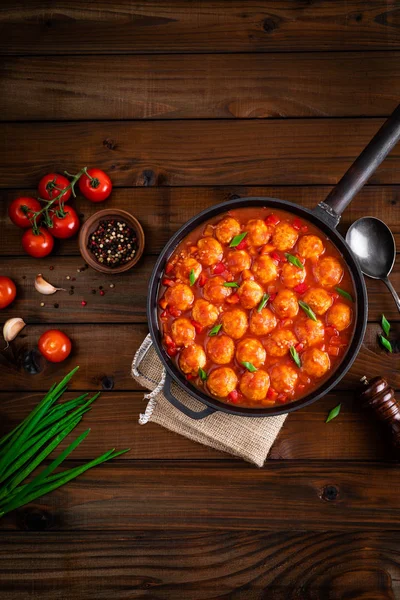 Tavada sebzeli baharatlı domates soslu tavuk köfte. Meksika cuisin