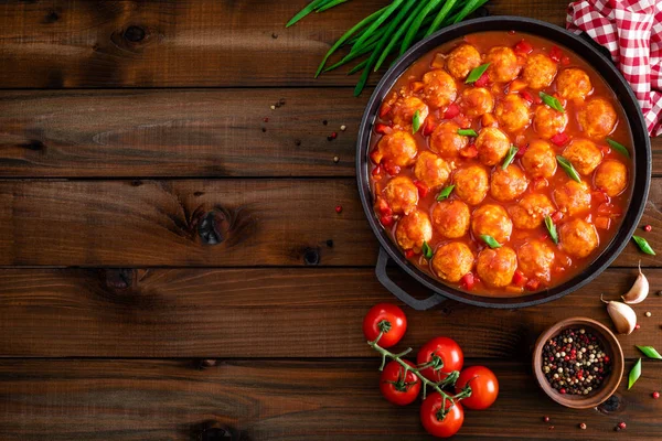 Tavada sebzeli baharatlı domates soslu tavuk köfte. Meksika cuisin