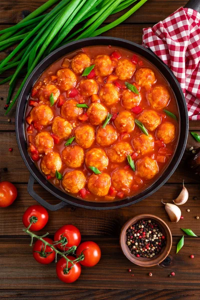 鍋に野菜とピリ辛トマトソースの鶏つくね メキシコ料理 — ストック写真