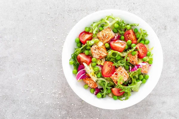 Gesunde Mittagessen Gemüsesalat Mit Gebackenem Lachsfisch Frischen Grünen Erbsen Salat — Stockfoto
