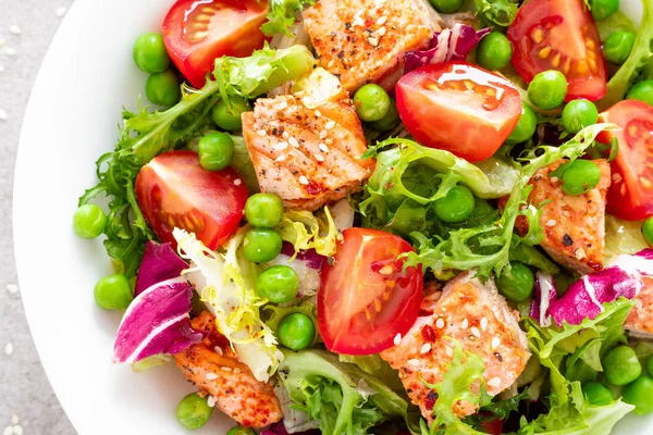 Egészséges Ebéd Növényi Saláta Sült Lazac Hal Friss Zöldborsó Saláta — Stock Fotó
