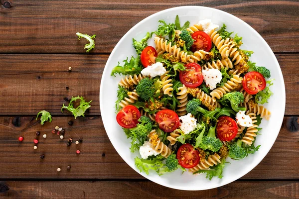 Salade Pâtes Italiennes Avec Fusilli Complet Tomate Fraîche Fromage Laitue — Photo