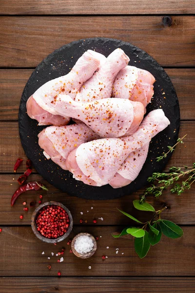 Ahşap arka plan üzerinde ham taze tavuk budu. Üstten görünüm