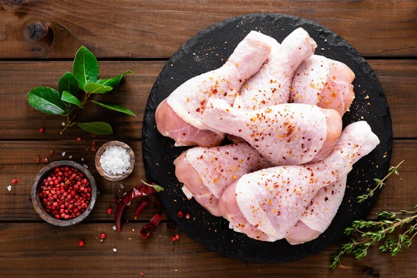 Kaki Ayam Segar Mentah Dengan Latar Belakang Kayu Tampilan Atas — Stok Foto
