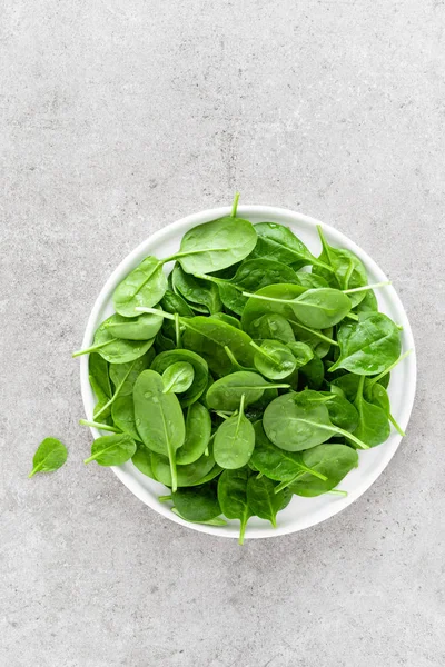 Foglie Spinaci Freschi Piatto Bianco Cibo Vegano Sano Vista Dall — Foto Stock