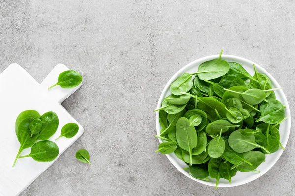 Foglie Spinaci Freschi Piatto Bianco Cibo Vegano Sano Vista Dall — Foto Stock