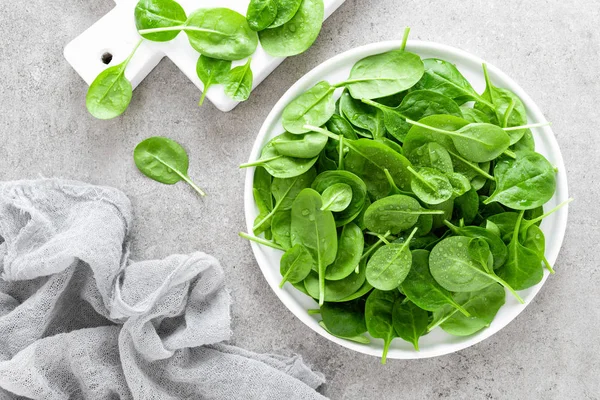 Foglie Spinaci Freschi Piatto Bianco Cibo Vegano Sano Vista Dall — Foto Stock