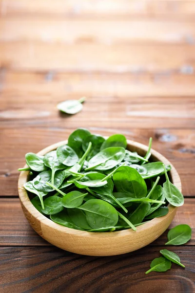 Foglie Spinaci Freschi Sfondo Legno Cibo Vegano Sano — Foto Stock