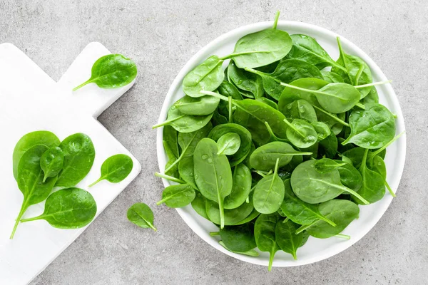 Foglie Spinaci Freschi Piatto Bianco Cibo Vegano Sano Vista Dall — Foto Stock