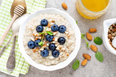 Taze yaban mersini, badem fındık ve bal kahvaltıda yulaf ezmesi