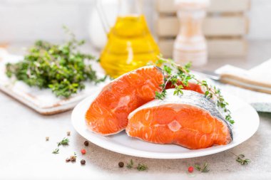 Biftek beyaz mutfak zemin üzerine taze çiğ Somon Balık