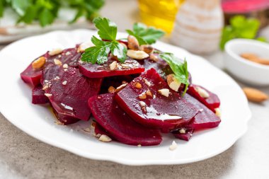 Vejetaryen salata ile haşlanmış pancar, badem fındık ve yağ. Sağlıklı gıda