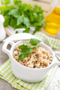 Beyaz arka plan üzerinde arpa yulaf lapası