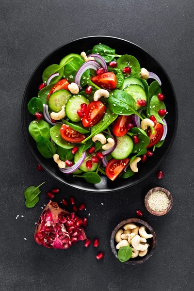 Ensalada Espinacas Con Pepinos Frescos Tomate Cebolla Granada Semillas Sésamo —  Fotos de Stock