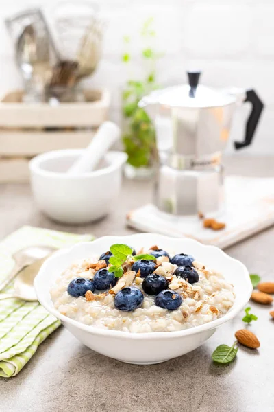 Haferflocken Mit Frischen Blaubeeren Mandelnüssen Und Honig Zum Frühstück — Stockfoto