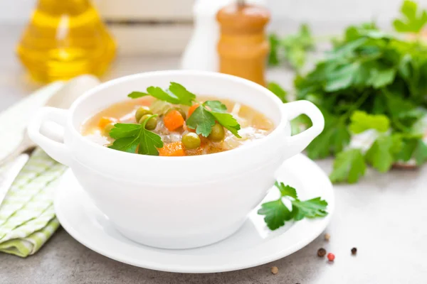 Sopa Vegetal Vegetariana Leve Verão Com Cenoura Batata Repolho Ervilhas — Fotografia de Stock