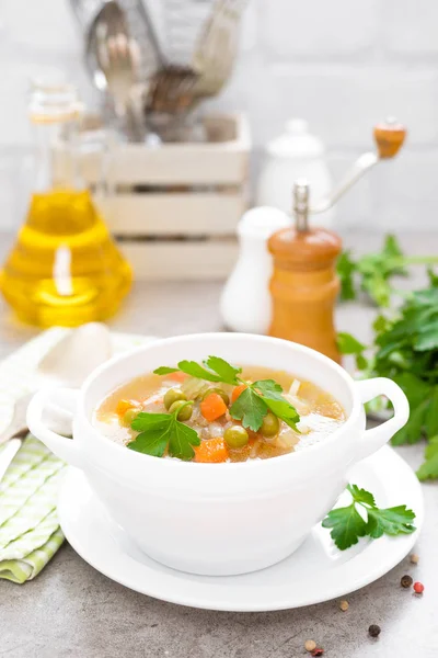 夏の軽いベジタリアン野菜ニンジン ジャガイモ キャベツ グレーン入りスープ白い背景のエンドウ豆 ダイエット健康的でおいしいランチ 離乳食 — ストック写真