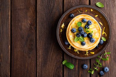 Ahşap rustik zemin üzerine taze yaban mersinli krep. Üstten Görünüm